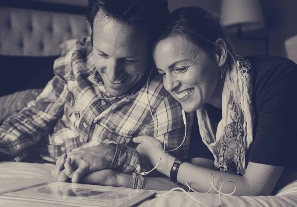 Couple using tablet — Stock Photo, Image