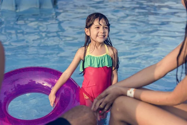 Petite fille dans la piscine — Photo