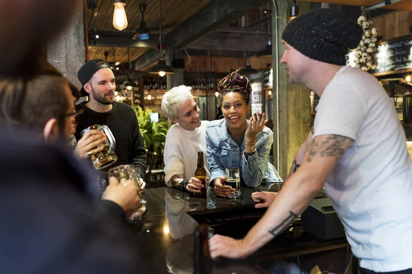 Migliori amici che bevono birra artigianale — Foto Stock