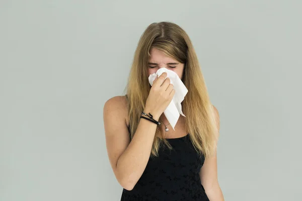Rubia enferma mujer estornudo en servilleta — Foto de Stock
