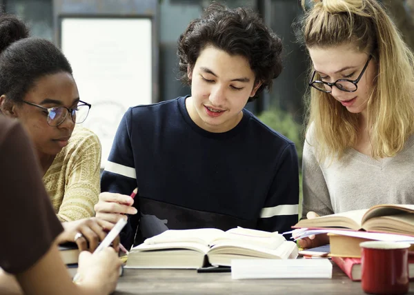 Adolescentes que estudian juntos — Foto de Stock