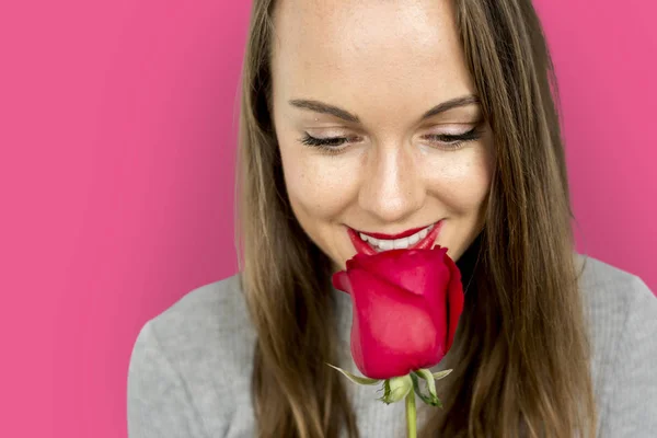 Mujer sosteniendo rosa —  Fotos de Stock