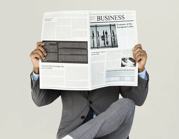 Üzletember-olvasó újság — Stock Fotó