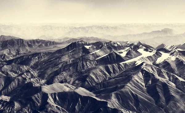 Montañas nevadas durante el día —  Fotos de Stock