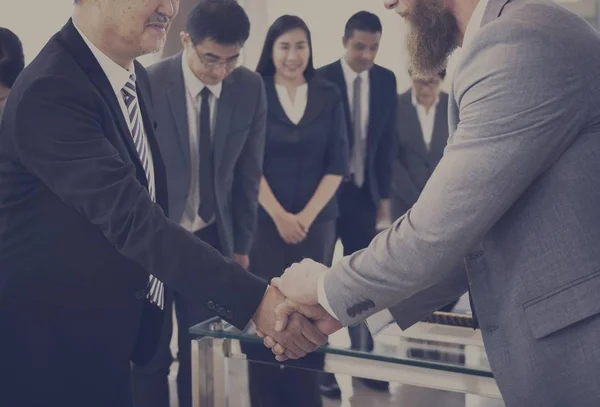 Zakelijke partners schudden handen — Stockfoto