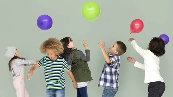 Crianças brincando com balões coloridos — Fotografia de Stock