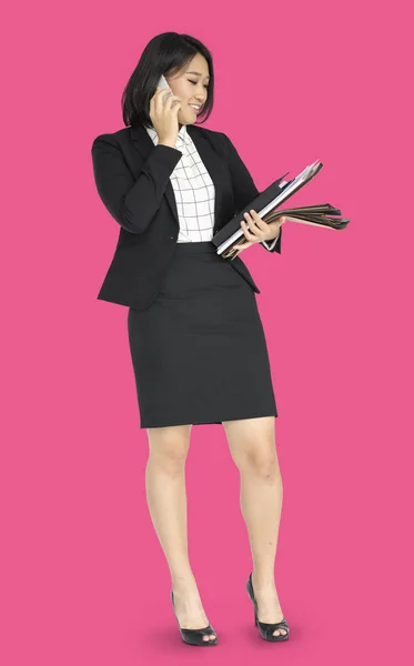 Asiatico businesswoman cerca in binocolo — Foto Stock