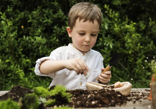 Anak kecil dengan tanaman — Stok Foto