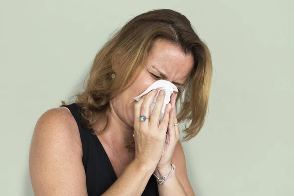 Mujer sonándose la nariz —  Fotos de Stock