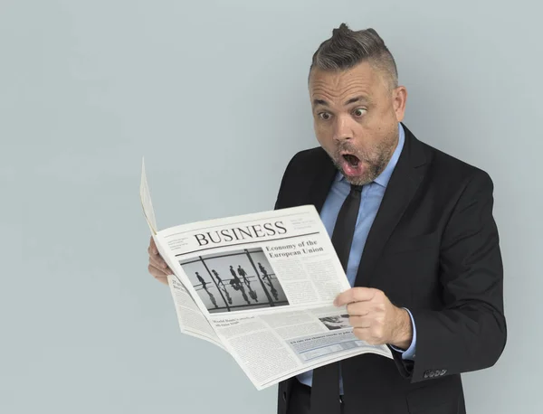 Empresário lendo jornal — Fotografia de Stock