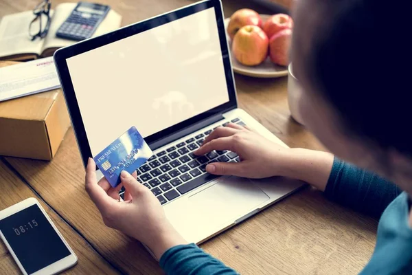 Man using laptop — Stock Photo, Image