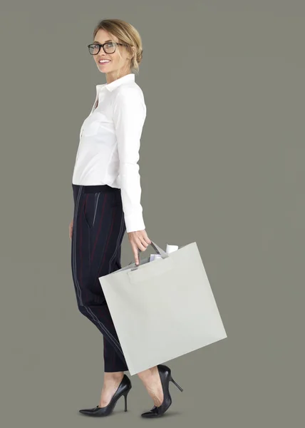 Businesswoman holding shopping bag — Stock Photo, Image