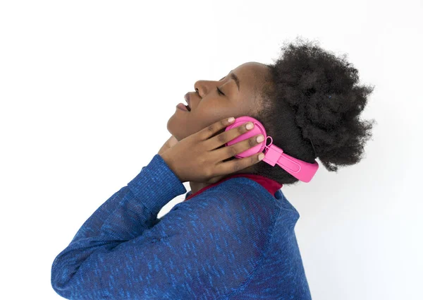 戴耳机的非洲妇女 — 图库照片
