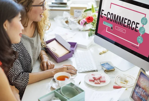 Vrouwen zitten tegen de computer — Stockfoto