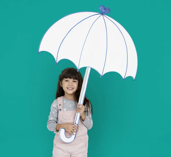 Sahte kağıt şemsiye ile kız — Stok fotoğraf