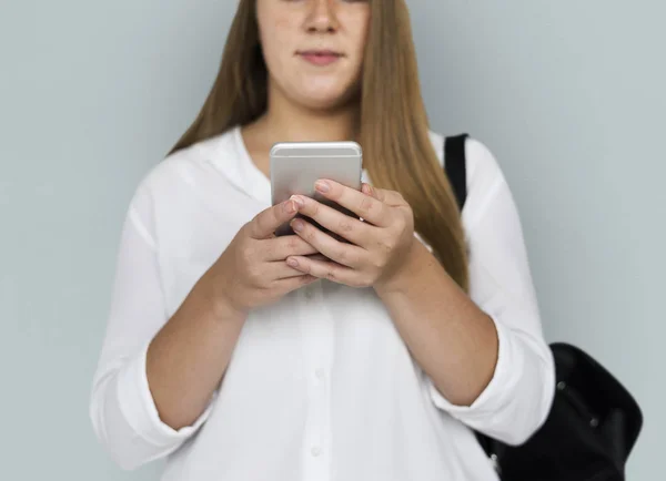 Mujer sostiene teléfono móvil — Foto de Stock