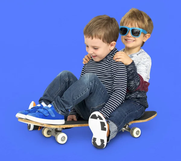 Felizes meninos montando no skate — Fotografia de Stock