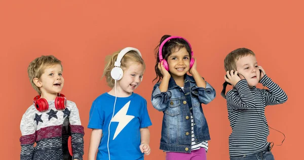 Děti, poslech hudby ve sluchátkách — Stock fotografie