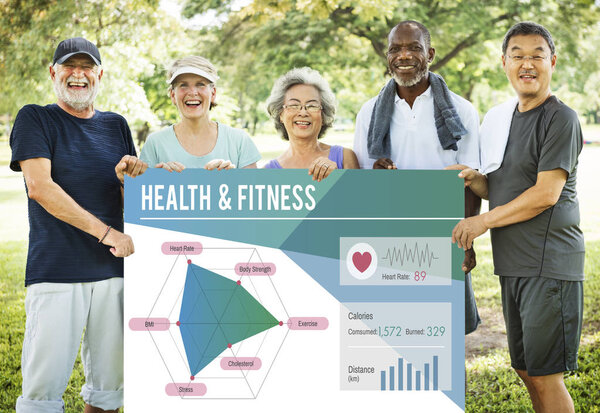 Старики держат табличку в парке
