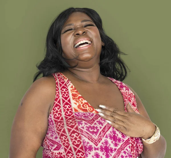 Mujer africana sonriendo en el estudio — Foto de Stock