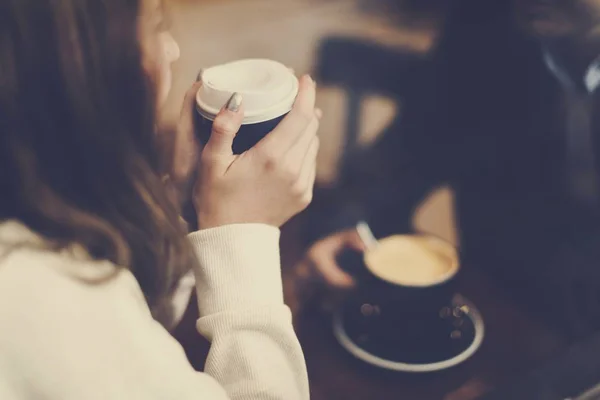 Paar ruht sich in Café aus — Stockfoto