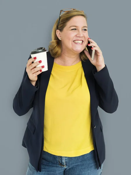 Kvinnan pratar telefon och hålla kaffe — Stockfoto