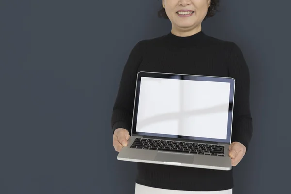 Asiatique femme tenue ouvert ordinateur portable — Photo