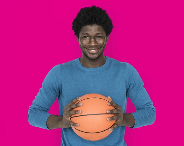 Hombre africano con pelota de baloncesto — Foto de Stock