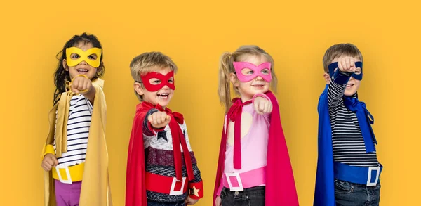 Děti v superhrdina kostýmy ukazují prstem — Stock fotografie