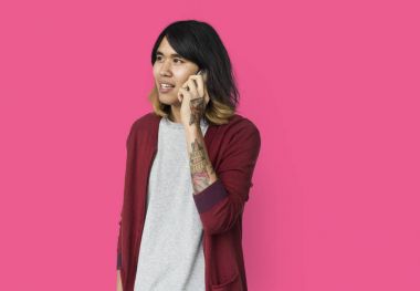 Smartphone üzerinde konuşan Asyalı adam