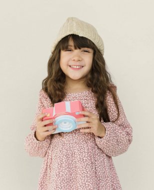 küçük kız kamera için poz