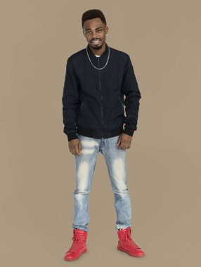 Studio gülümseyen adam