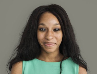 Afrika asıllı kadın gülümseyerek