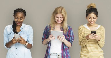 Arkadaşlar dijital cihazlar kullanarak