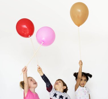 Küçük çocuk balon ile oyun 