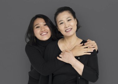 Asya anne ve kızı sarılma