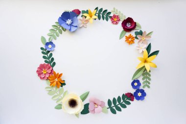 El yapımı renkli çiçekler 