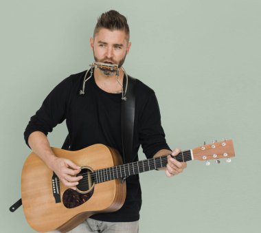 Adam akustik gitar çalıyor.