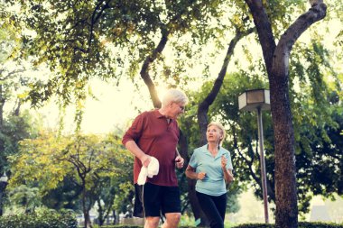 Kıdemli yetişkin Park'ta çalışan çift