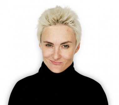 Kısa saçlı sarışın kadın