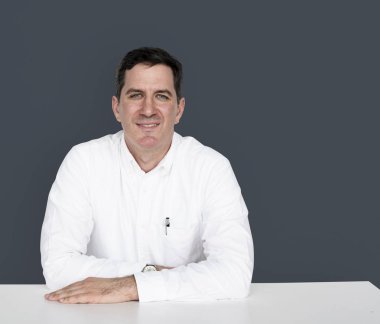 Beyaz tişörtlü adam