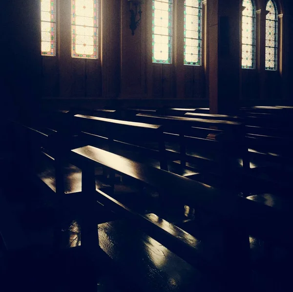 Εκκλησία καθίσματα με δεν υπάρχουν άνθρωποι — Φωτογραφία Αρχείου