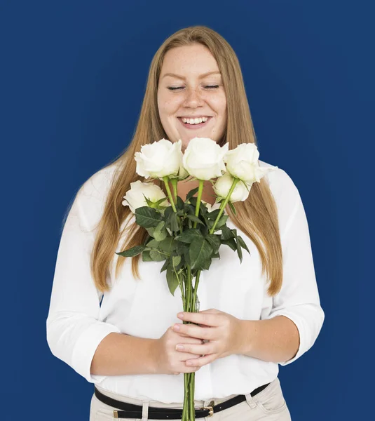 女性は花束を保持します。 — ストック写真