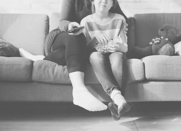 Madre e hija sentadas en un sofá —  Fotos de Stock