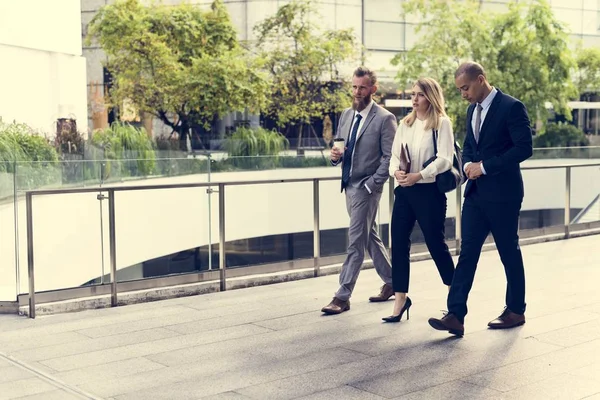 Empresários caminhando perto uns dos outros — Fotografia de Stock