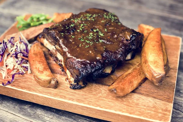 Carne asada sobre tabla de cortar —  Fotos de Stock