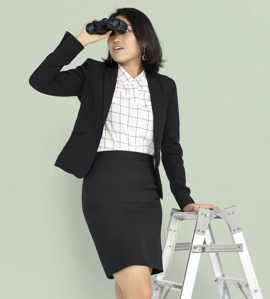 Asiatique femme d'affaires à la recherche de jumelles — Photo