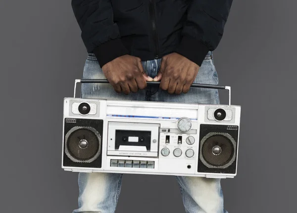 Αφρικανική άνθρωπος ακούγοντας μουσική σε boombox — Φωτογραφία Αρχείου