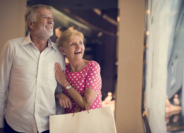 Coppia con borse shopping — Foto Stock