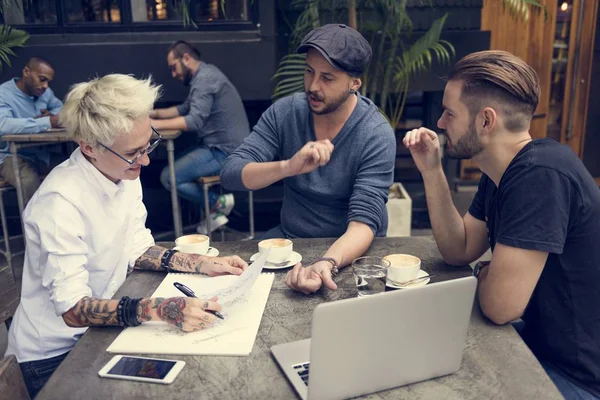 Kreative Menschen arbeiten zusammen — Stockfoto